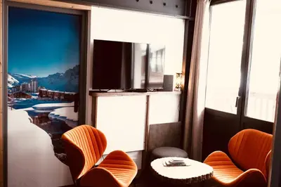 Télévision ou salle de divertissement dans l'établissement Val Claret, Tignes Appt cosy 5-6pers Location dimanche dimanche en saison