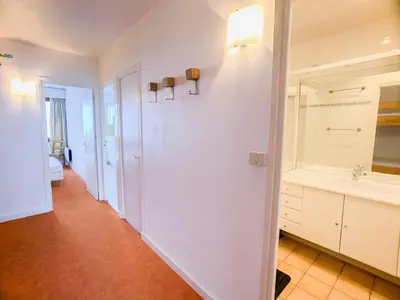 Salle de bains dans l'établissement Appartement lumineux proche pistes, balcon et animaux admis - FR-1-502-494