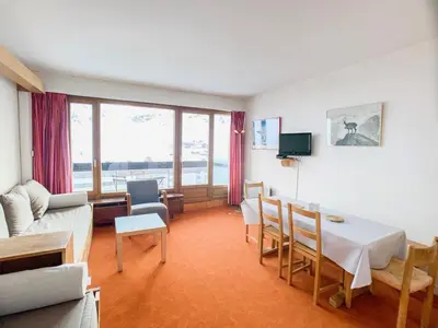 Télévision ou salle de divertissement dans l'établissement Appartement lumineux proche pistes, balcon et animaux admis - FR-1-502-494