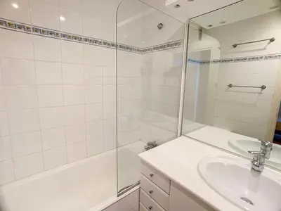 Salle de bains dans l'établissement Appartement lumineux proche pistes, balcon et animaux admis - FR-1-502-494