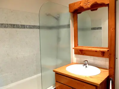 Salle de bains dans l'établissement Studio lumineux au pied des pistes avec balcon à Tignes - FR-1-502-495
